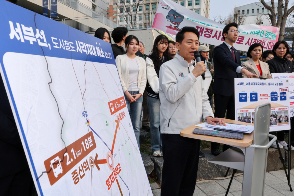 오세훈 서울시장이 1일 오전 서울 서대문구 명지대학교 정문 앞을 찾아 서부선 도시철도 사업추진현황에 대해 말하고 있다. 서울시는 서부선 도시철도 민간투자사업 우선협상대상자인 두산건설컨소시엄과 그동안 진행해 왔던 협상을 중단하고 우선협상대상자 지위 취소 절차에 착수, 신규 사업자 선정을 위한 민자재공고를 실시할 계획이다. /사진=(서울=뉴스1) 안은나 기자