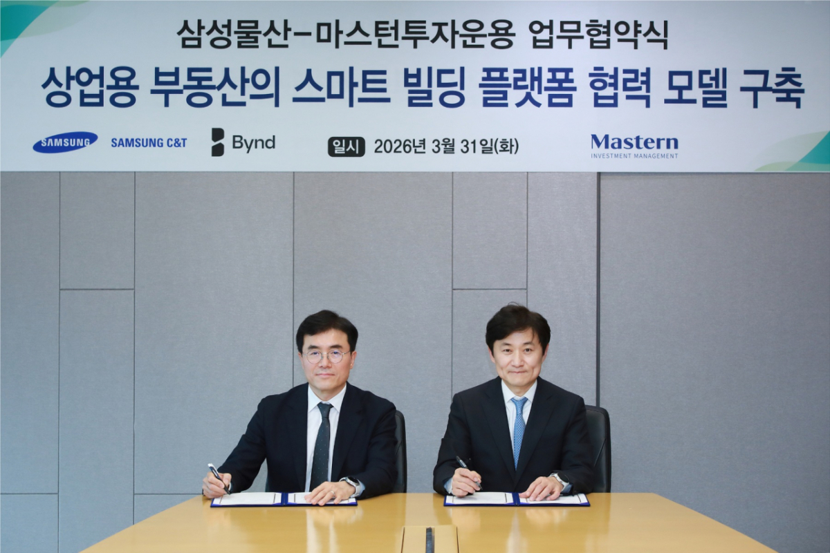 이주용 삼성물산 DxP사업부장(부사장·왼쪽)과 박형석 마스턴투자운용 대표이사가 스마트빌딩 플랫폼 협력모델 구축을 위한 업무협약(MOU)을 체결하고 기념촬영을 하고 있다./사진제공=삼성물산