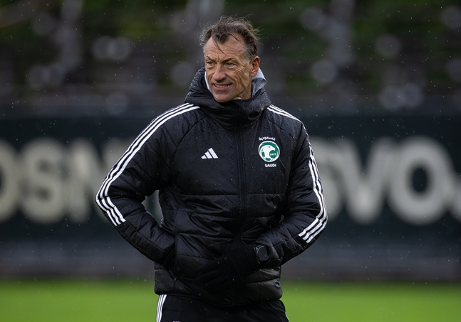 훈련을 지휘하고 있는 르나르 감독. /사진=사우디 축구 대표팀 공식 SNS