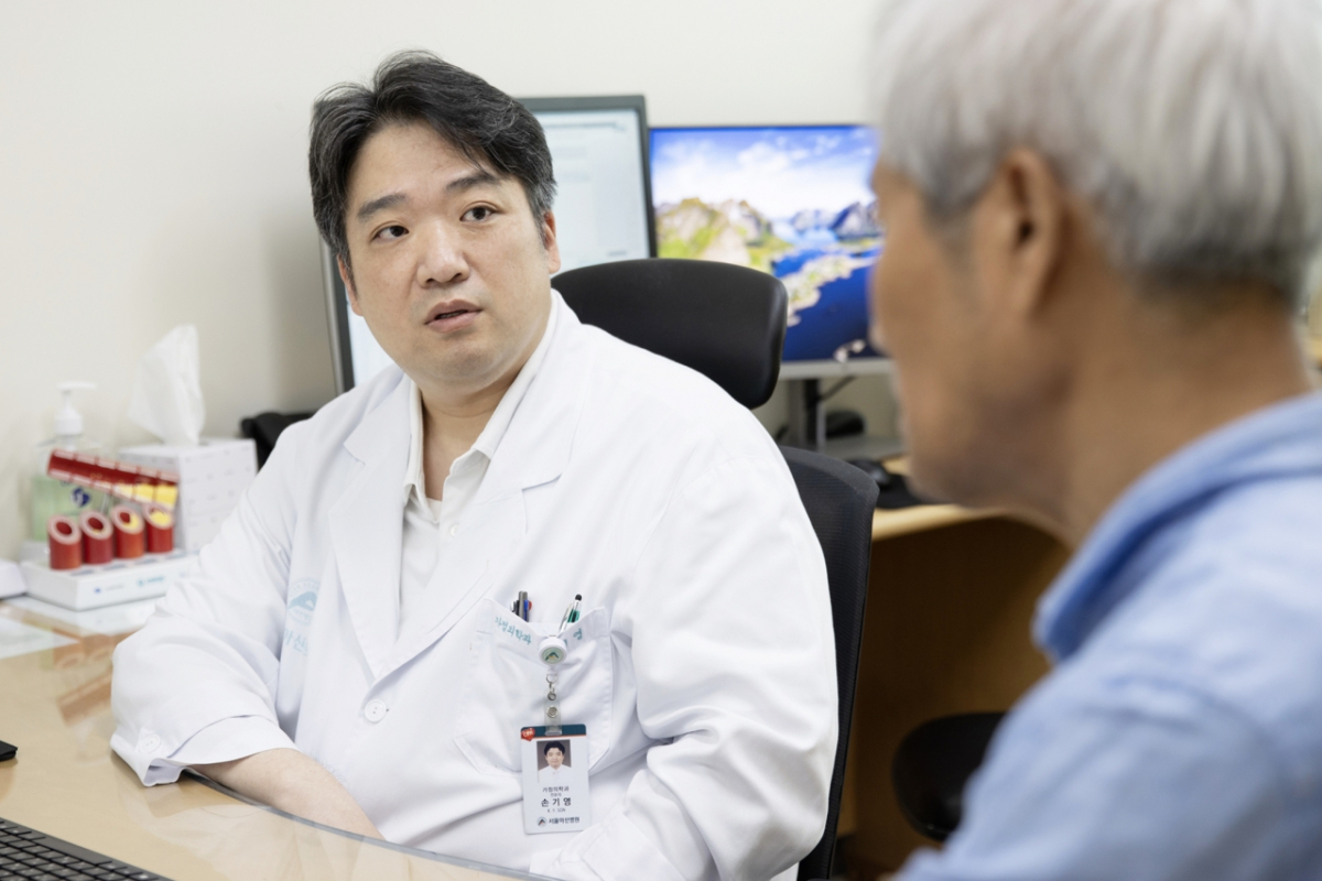 손기영(왼쪽) 서울아산병원 가정의학과 교수가 중증 질환을 앓는 노년 환자를 진료하고 있다. /사진=서울아산병원