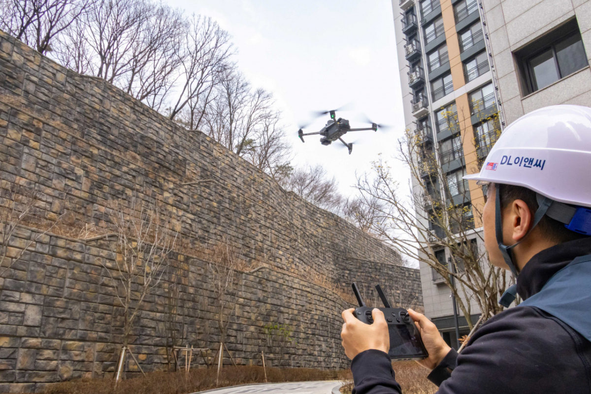 DL이앤씨 직원이 수도권의 한 아파트 입주 현장에서 육안 점검이 어려운 옹벽, 비탈면 등을 드론을 활용해 세밀하게 점검하고 있다./사진제공=DL이앤씨