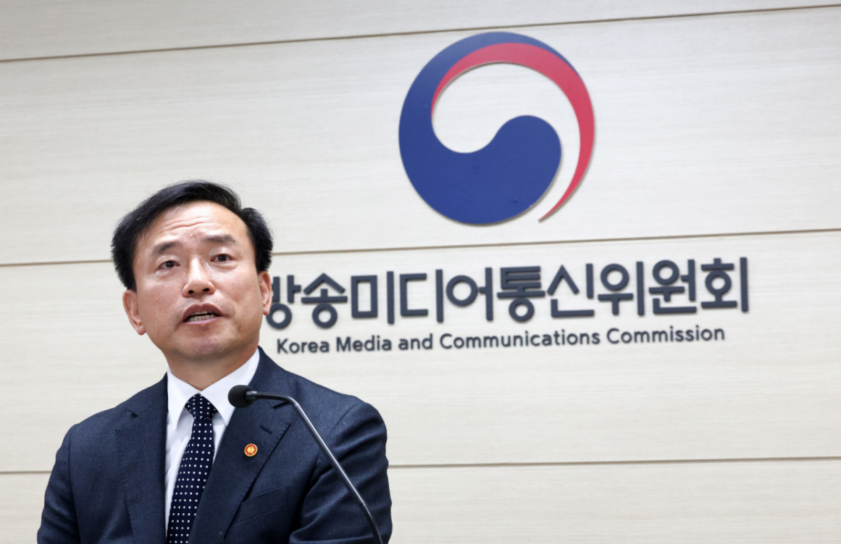 김종철 방송미디어통신위원장이 지난달 30일 오후 경기 과천시 정부과천청사에서 열린 취임 100일 기자간담회에서 발언하고 있다. /사진=뉴스1