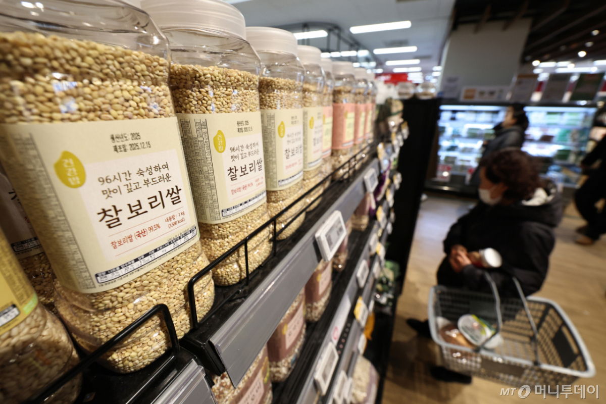 (서울=뉴스1) 구윤성 기자 = 1일 오후 서울의 한 대형마트에 보리쌀이 진열돼 있다. 이날 국가데이터처가 발표한 '2025년 12월 및 연간 소비자물가동향'에 따르면, 먹거리 연간 상승률 상위 품목 3위는 보리쌀(38.2%), 오징어채(36.5%), 찹쌀(31.5%)이었다. 이어 현미(18.8%), 귤(18.2%), 초콜릿(17.0%), 김(14.9%), 마늘(11.7%), 김치(11.5%), 커피(11.4%), 고등어(10.3%) 등이 뒤를 이었다. 지난해 연간 소비자물가 상승률은 2.1% 수준이었지만, 장바구니와 외식 등 일상 지출을 반영한 체감물가는 2.4%까지 올랐다. 특히 식료품을 중심으로 한 먹거리 물가가 연간 3% 이상 오르면서 가계 부담이 크게 늘었다. 2026.1.1/뉴스1 Copyright © 뉴스1. All rights reserved. 무단 전재 및 재배포, AI학습 이용 금지. /사진=(서울=뉴스1) 구윤성 기자