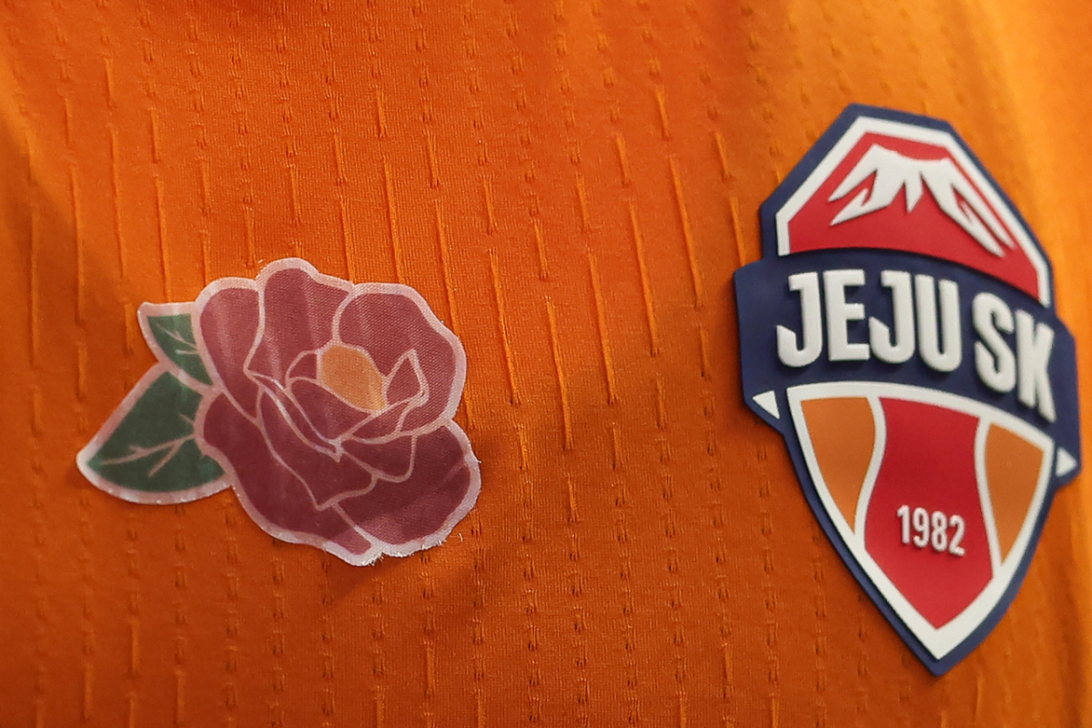 제주SK 유니폼에 붙여진 동백꽃 패치. /사진=제주SK 제공