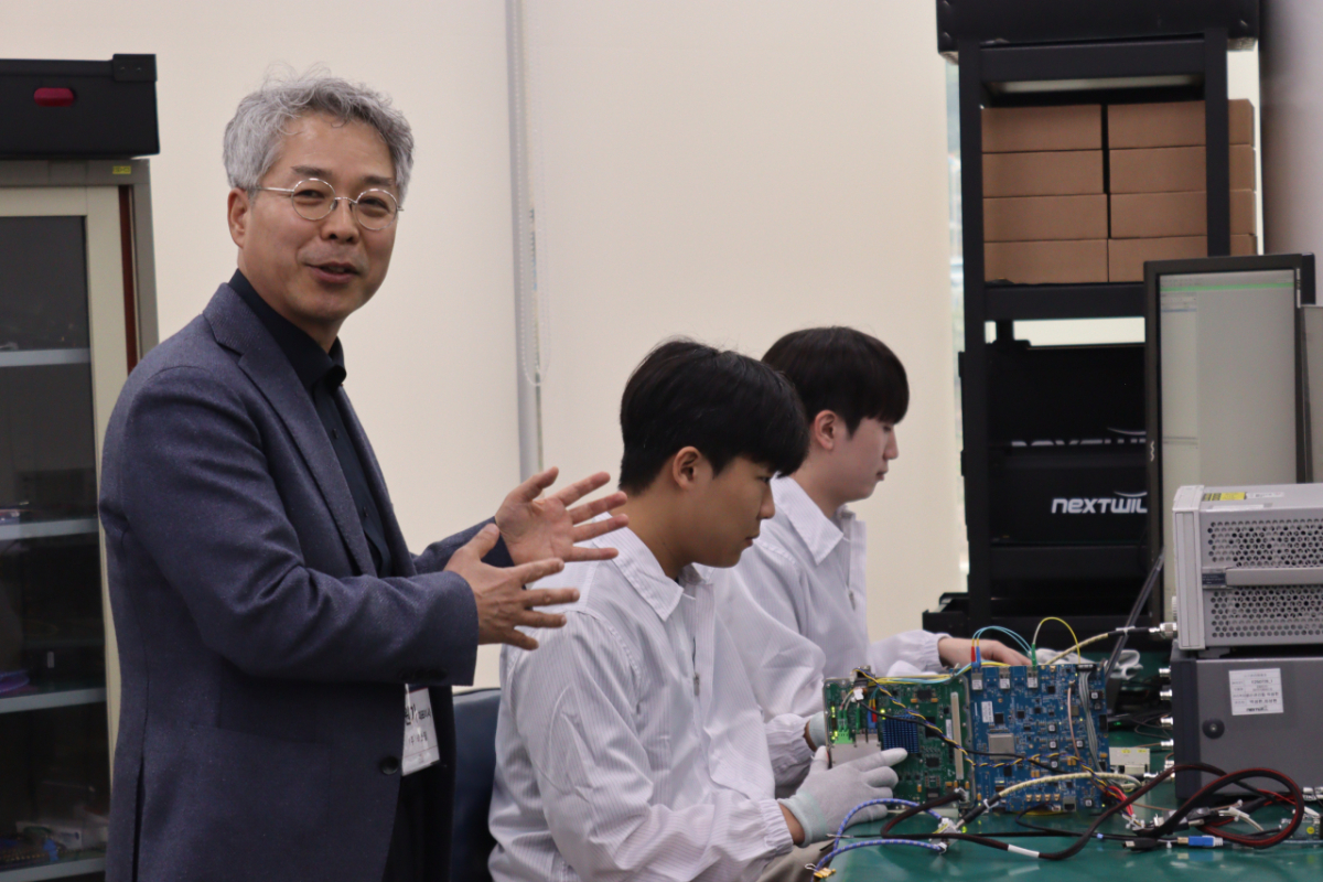 전자기판(PCB)을 개발하고 성능을 검증하고 있는 연구원들. /사진제공=이노비즈협회