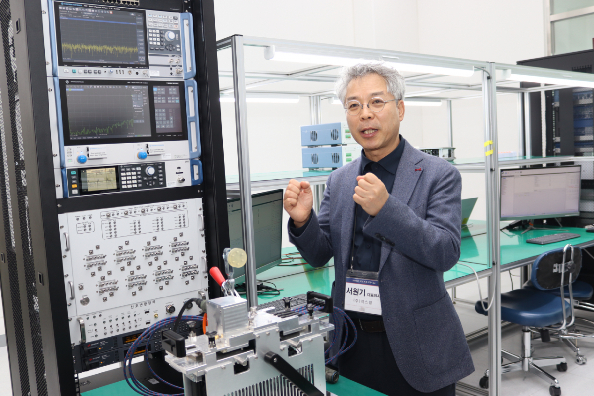 넥스윌의 모듈 시험장비에 대해 설명하고 있는 서원기 넥스윌 대표이사 /사진제공=이노비즈협회