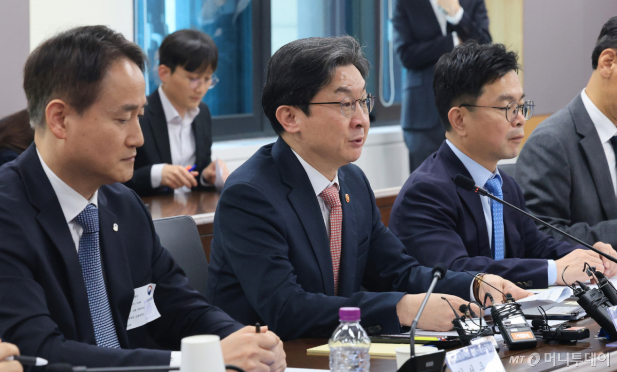 (서울=뉴스1) 임세영 기자 = 이억원 금융위원회 위원장이 1일 서울 종로구 정부서울청사에서 열린 가계부채 점검회의에서 모두발언을 하고 있다. 2026.4.1/뉴스1 Copyright © 뉴스1. All rights reserved. 무단 전재 및 재배포, AI학습 이용 금지. /사진=(서울=뉴스1) 임세영 기자