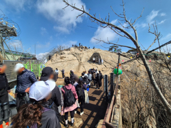 서울 관악산 정상 연주대에 등산객들이 몰려 대기하고 있다. 평일 이른 아침임에도 30여명의 대기인원이 계속 유지됐다. /사진=박진호 기자