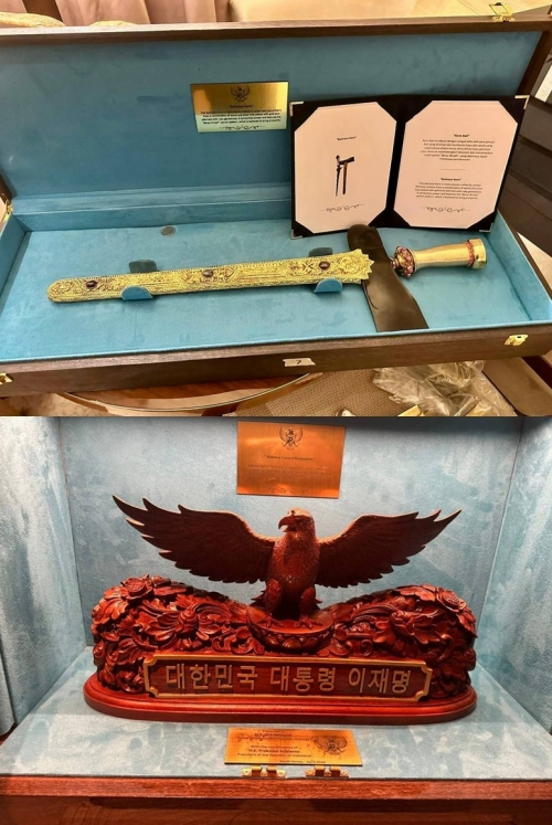 이재명 대통령이 인도네시아 측으로부터 선물 받은 '발리 크리스'(위)와 '발리 조각 명패'(아래). / 사진 제공=청와대