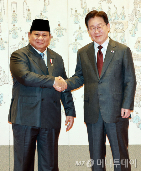 (서울=뉴스1) 이재명 기자 = 이재명 대통령과 프라보워 수비안토 인도네시아 대통령이 1일 청와대에서 정상회담에 앞서 기념촬영을 하고 있다. 2026.4.1/뉴스1 Copyright © 뉴스1. All rights reserved. 무단 전재 및 재배포, AI학습 이용 금지. /사진=(서울=뉴스1) 이재명 기자