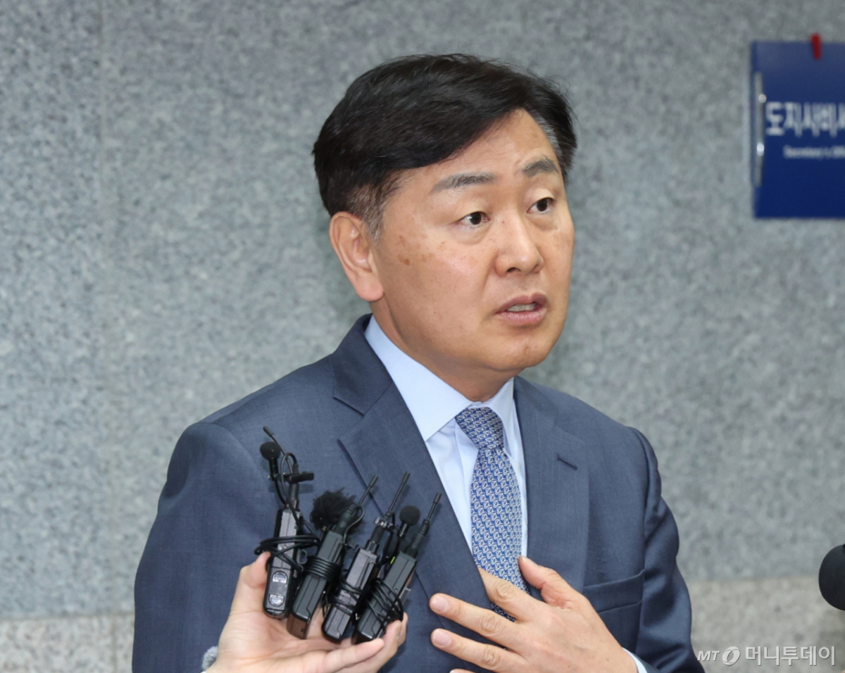 김관영 전북특별자치도지사가 1일 전북 전주시 전북특별자치도청 도지사실 앞에서 취재진의 돈 봉투 의혹 관련 질의에 답변을 하고 있다. /사진=뉴스1