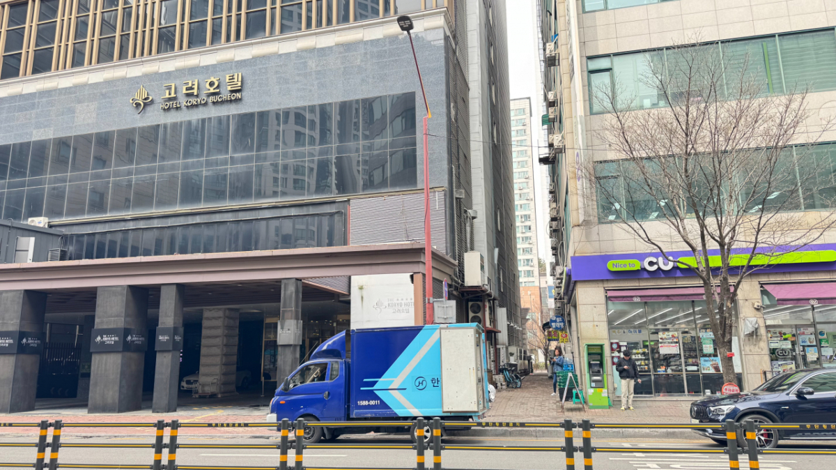 강산빌딩 맞은편 고려호텔 외벽에 덤웨이터가 철거된 현장 모습./사진=권현수기자