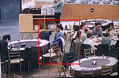 A씨가 피해자를 뒤따라가 옆에 앉은 뒤 피해자가 의자에 걸어 둔 외투에서 현금을 훔치는 모습. /사진=영등포경찰서 제공.