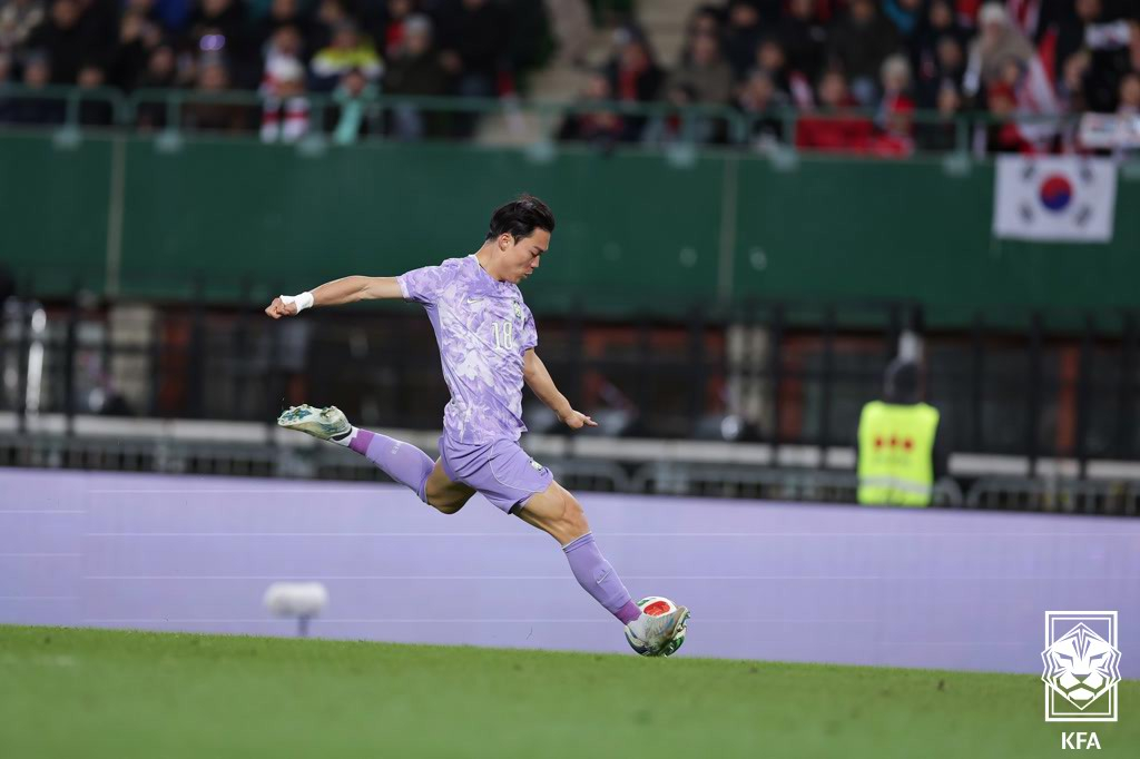 오현규가 1일 오스트리아 빈에서 열린 오스트리아전에서 왼발 슈팅을 시도하고 있다. /사진=대한축구협회 제공