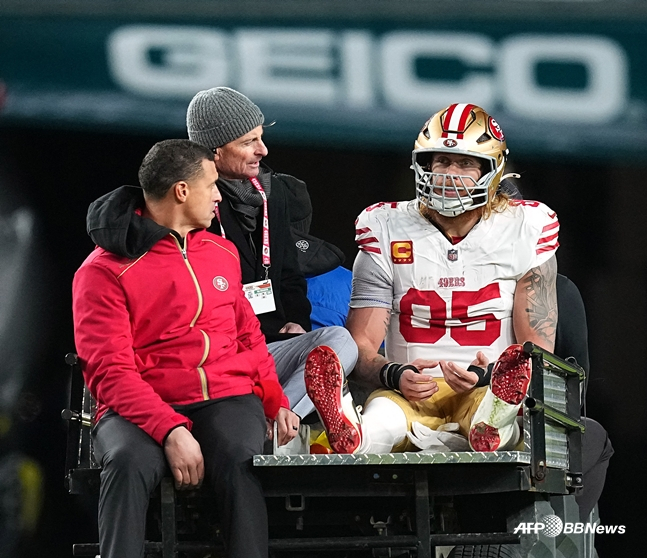 지난 1월 카트에 실려 경기장을 빠져나오는 폰세의 처남 조지 키틀(오른쪽). /AFPBBNews=뉴스1