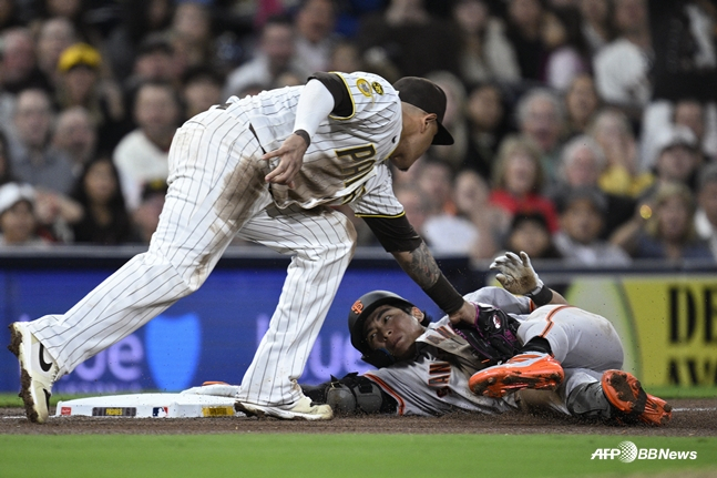 3루까지 적극적인 주루를 시도하다 아쉽게 아웃된 이정후. /AFPBBNews=뉴스1