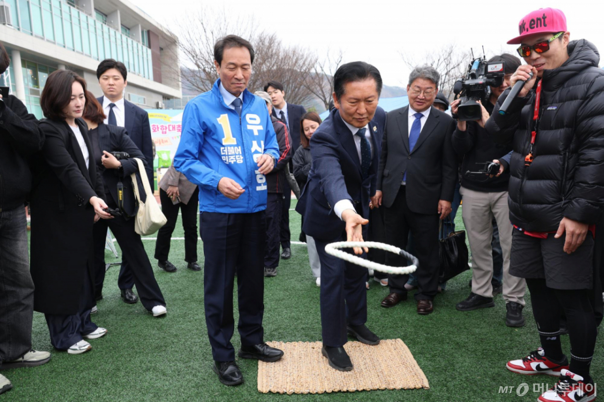 [철원=뉴시스] 고승민 기자 = 정청래 더불어민주당 대표와 우상호 강원도지사 후보가 1일 강원 철원군 철원종합문화복지센터 다목적구장에서 열린 철원읍 승격 제95주년 기념 '철원읍민 화합대축전'에서 링 던지기 게임을 하고 있다. 2026.04.01. kkssmm99@newsis.com /사진=고승민