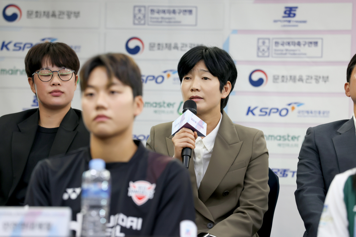 유영실(가운데) 서울시청 감독이 답변하고 있다. /사진=한국여자축구연맹