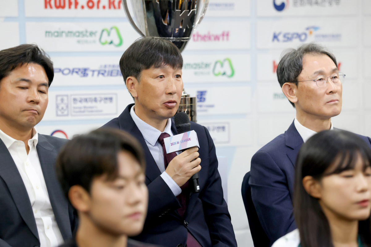 박남열 경주한수원 감독이 마이크를 잡고 발언하고 있다. /사진=한국여자축구연맹
