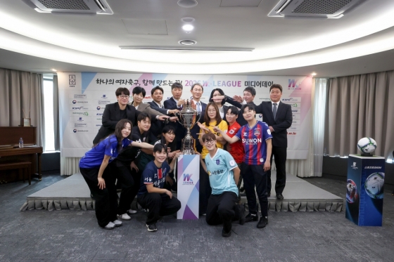 2026 WK리그 미디어데이에 참석한 각 구단 선수들과 감독들. /사진=한국여자축구연맹
