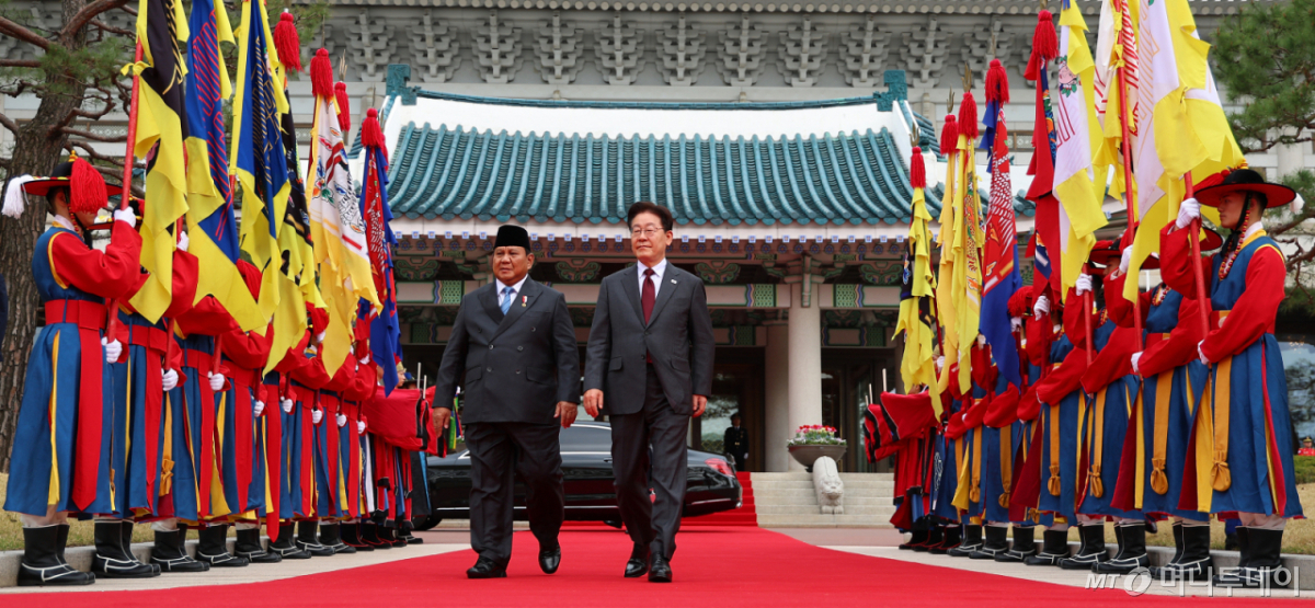 (서울=뉴스1) 이재명 기자 = 이재명 대통령이 1일 청와대에서 국빈 방한한 프라보워 수비안토 인도네시아 대통령을 영접하고 있다. 2026.4.1/뉴스1 Copyright © 뉴스1. All rights reserved. 무단 전재 및 재배포, AI학습 이용 금지. /사진=(서울=뉴스1) 이재명 기자