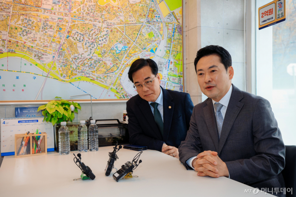 (서울=뉴스1) 김도우 기자 = 장동혁 국민의힘 대표와 송언석 원내대표가 1일 서울 마포구 한 아파트 단지 상가의 부동산을 찾아 부동산 시장 점검을 하고 있다. (공동취재) 2026.4.1/뉴스1 Copyright © 뉴스1. All rights reserved. 무단 전재 및 재배포, AI학습 이용 금지. /사진=(서울=뉴스1) 김도우 기자