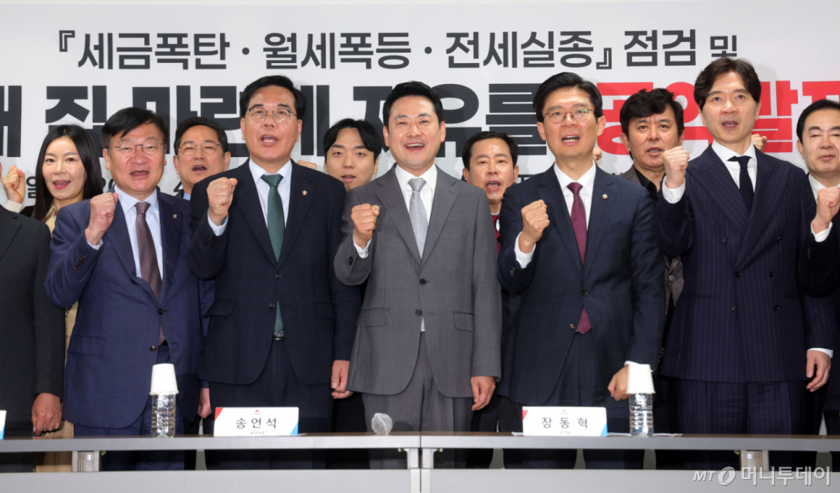 [서울=뉴시스] 홍효식 기자 = 국민의힘 장동혁 대표와 송언석 원내대표가 1일 오전 서울 마포구 마포자이더센트리지 아파트 단지 내 회의실에서 열린 '세금폭탄·월세폭등·전세실종' 점검 및 '내 집 마련의 자유를' 공약 발표에서 지역 주민, 부동산 관계들과 함께 기념촬영하고 있다. 2026.04.01. yesphoto@newsis.com /사진=홍효식