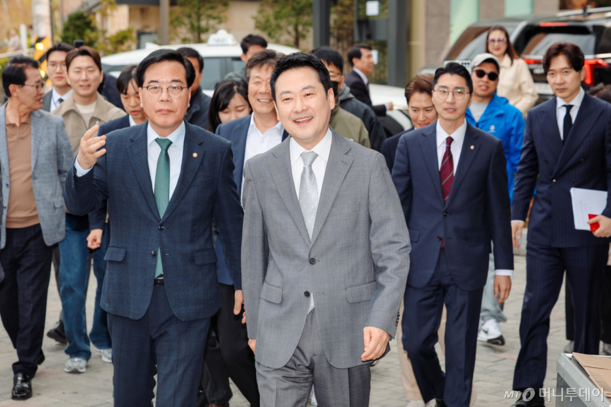 (서울=뉴스1) 김도우 기자 = 장동혁 국민의힘 대표와 송언석 원내대표 등이 부동산 시장 점검을 위해 1일 서울 마포구 한 아파트 단지 상가의 부동산으로 이동하고 있다. (공동취재) 2026.4.1/뉴스1 Copyright © 뉴스1. All rights reserved. 무단 전재 및 재배포, AI학습 이용 금지. /사진=(서울=뉴스1) 김도우 기자