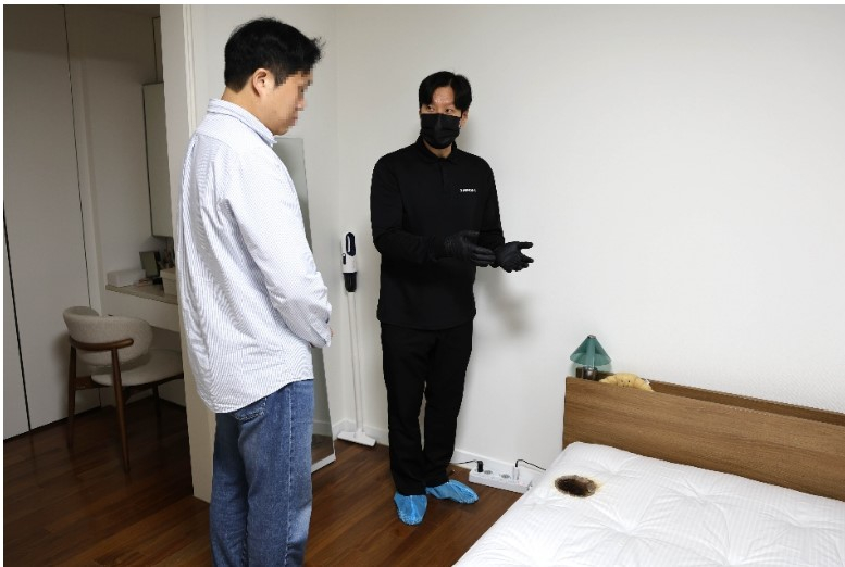 경기도 오산의 한 가정에서 발생한 실내 화재와 관련해 시몬스 직원이 난연 매트리스에 대해 설명하고 있다./사진=시몬스침대