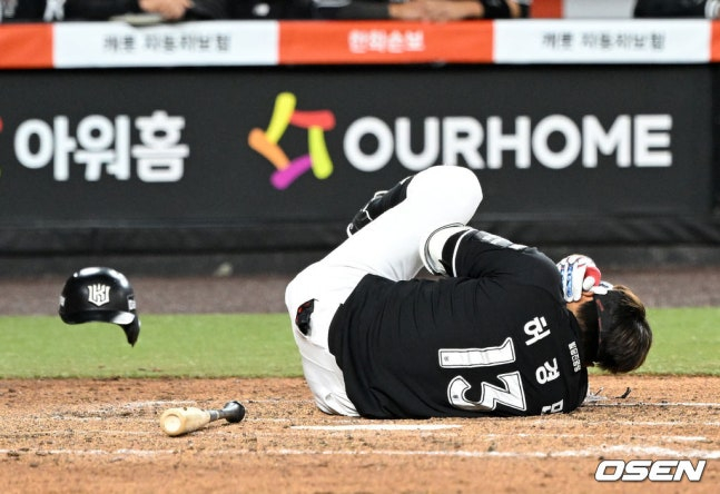 KT 허경민이 한화 엄상백의 투구에 맞아 쓰러지고 있다. /사진=OSEN