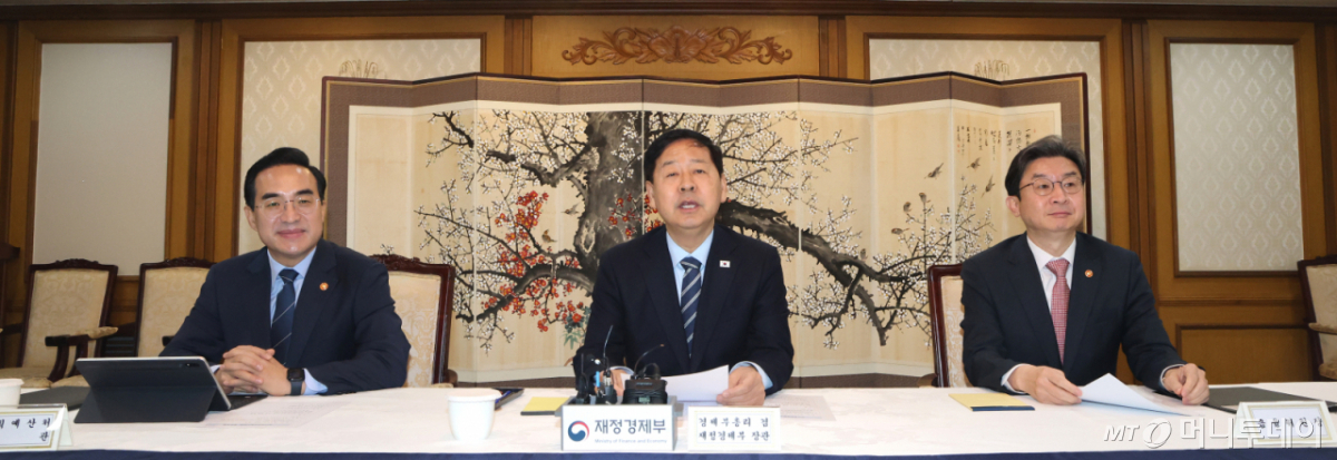 (서울=뉴스1) 임세영 기자 = 구윤철 경제부총리 겸 재정경제부 장관이 1일 서울 종로구 정부서울청사에서 열린 거시재정금융간담회에서 발언을 하고 있다. 왼쪽부터 박홍근 기획예산처 장관, 구 부총리, 이억원 금융위원회 위원장. 2026.4.1/뉴스1 Copyright © 뉴스1. All rights reserved. 무단 전재 및 재배포, AI학습 이용 금지. /사진=(서울=뉴스1) 임세영 기자