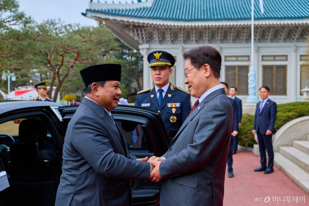 (서울=뉴스1) 이재명 기자 = 이재명 대통령이 1일 청와대에서 국빈 방한한 프라보워 수비안토 인도네시아 대통령을 영접하고 있다. (청와대 제공. 재판매 및 DB 금지) 2026.4.1/뉴스1 Copyright © 뉴스1. All rights reserved. 무단 전재 및 재배포, AI학습 이용 금지. /사진=(서울=뉴스1) 이재명 기자