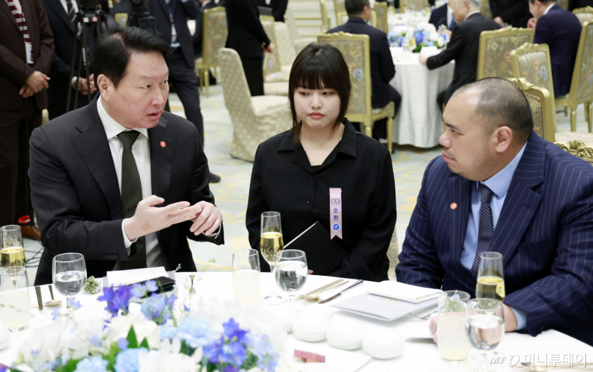 (서울=뉴스1) 이재명 기자 = 최태원 SK그룹 회장이 1일 청와대 영빈관에서 열린 프라보워 수비안토 인도네시아 대통령 국빈 방한 환영 오찬에서 판두 파트리아 샤흐리르 다난타라 최고투자책임자(CIO)와 대화하고 있다. (청와대통신사진기자단) 2026.4.1/뉴스1 Copyright © 뉴스1. All rights reserved. 무단 전재 및 재배포, AI학습 이용 금지. /사진=(서울=뉴스1) 이재명 기자