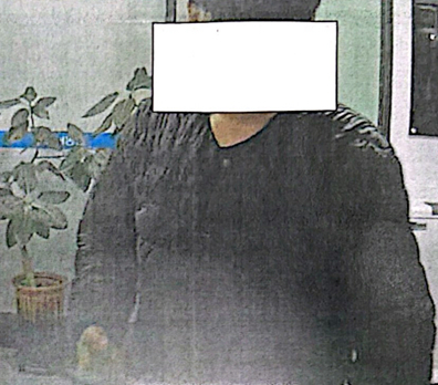 지난해 10월7일 오후 10시52분쯤 현금인출기에서 피해자의 돈을 인출 중인 A씨 모습. /사진=서울 영등포경찰서 제공.