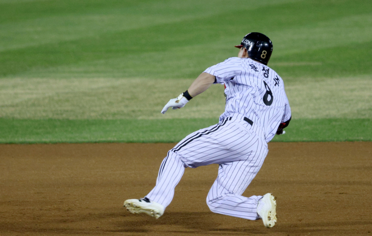 2026 신한 SOL Bank KBO리그 LG 트윈스 대 KIA 타이거즈 경기가 1일 서울 잠실야구장에서 열렸다.  LG 문성주가 7회말 무사에서 좌중간 안타를 날리고 2루까지 뛰었으나 KIA 2루수 박민에 태그아웃되고 있다. /사진=김진경 대기자