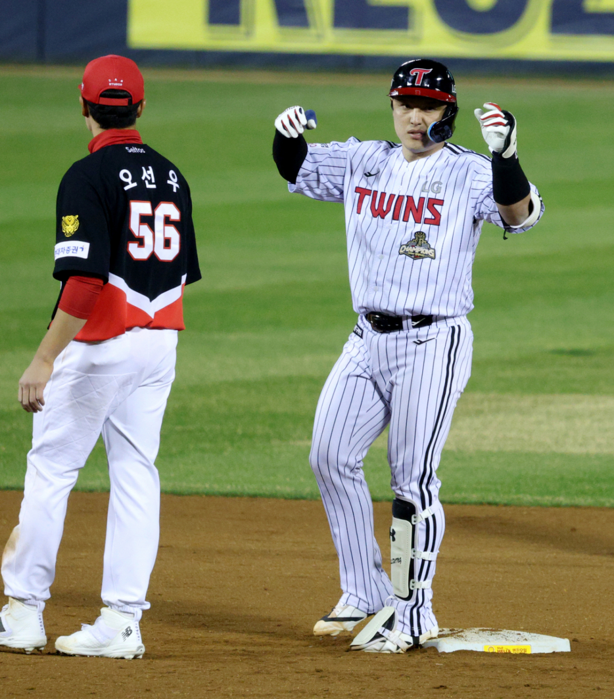 2026 신한 SOL Bank KBO리그 LG 트윈스 대 KIA 타이거즈 경기가 1일 서울 잠실야구장에서 열렸다.  LG 박동원이 8회말 2사 2,3루에서 주자일소 2타점 적시 2루타를 날리고 출루한 후 세리머니를 하고 있다. /사진=김진경 대기자