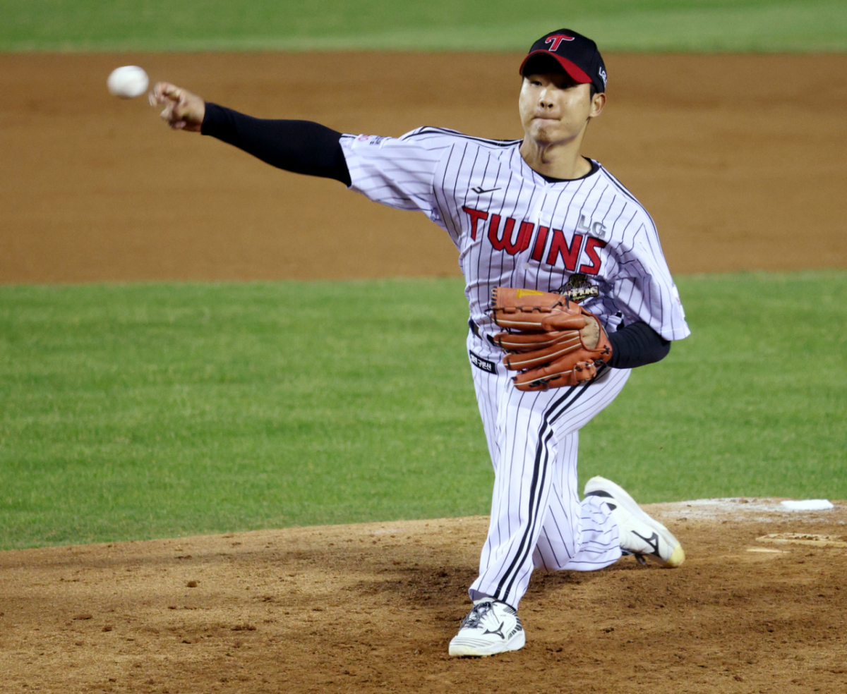 2026 신한 SOL Bank KBO리그 LG 트윈스 대 KIA 타이거즈 경기가 1일 서울 잠실야구장에서 열렸다.  LG 우강훈이 역투하고 있다. /사진=김진경 대기자