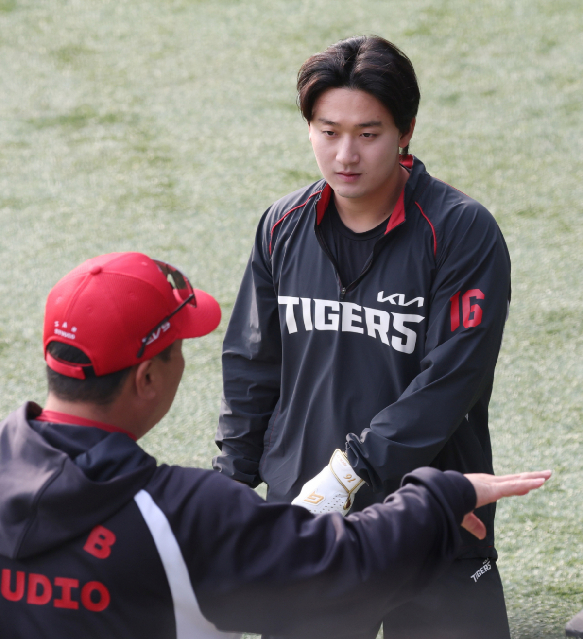 2026 신한 SOL Bank KBO리그 LG 트윈스 대 KIA 타이거즈 경기가 1일 서울 잠실야구장에서 열렸다.  KIA 이범호 감독이 윤도현을 상대로 타격 특강을 하고 있다. /사진=김진경 대기자