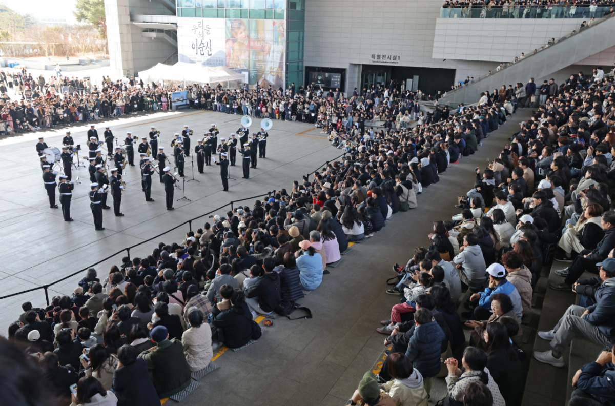지난 2월 28일 오후 서울 용산구 국립중앙박물관 열린마당에서 ‘충무공 이순신의 후예’대한민국 해군 군악대의 특별 공연이 열리고 있다. / 사진 = 뉴스1
