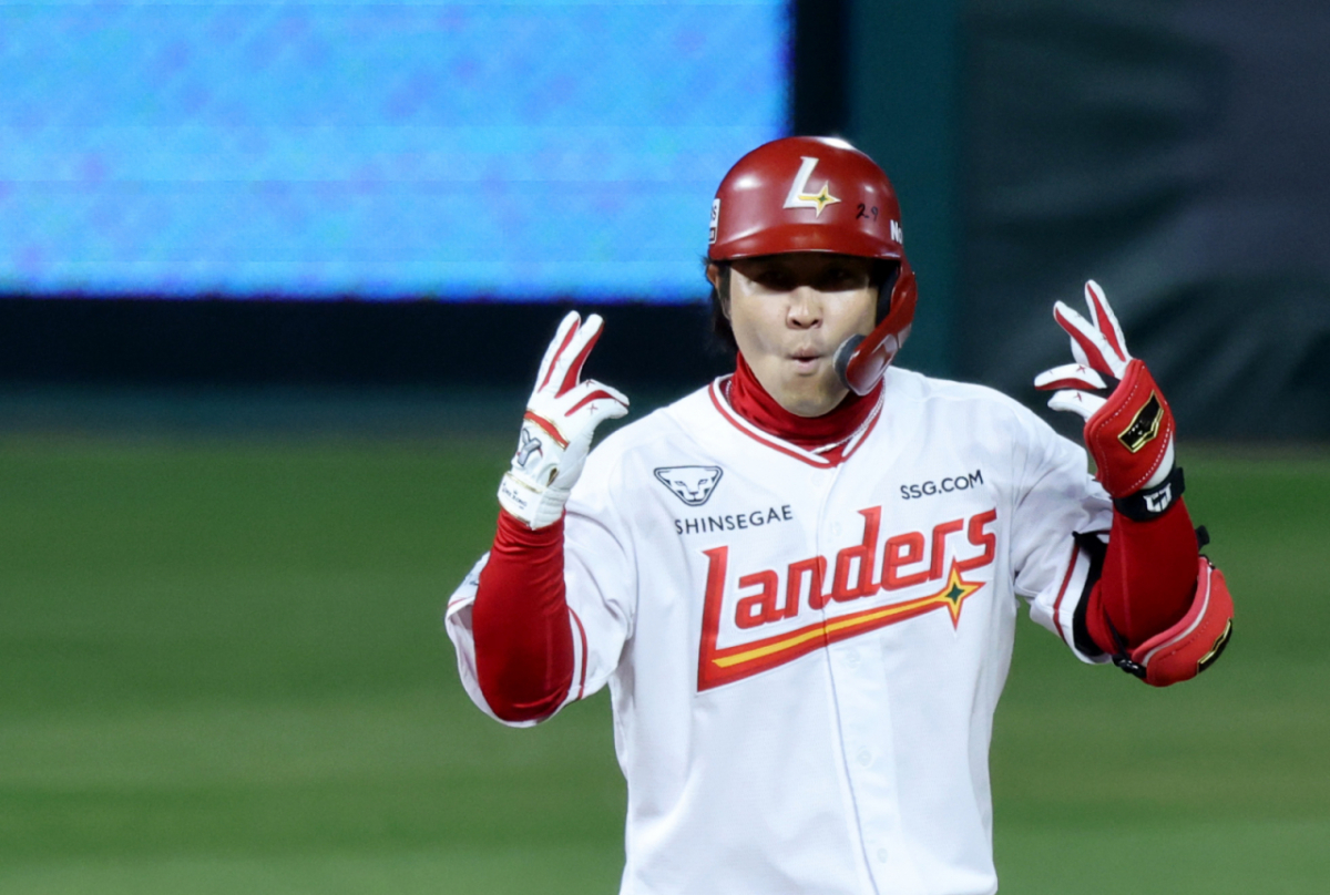 랜더스 3번타자 최정이 31일 인천SSG랜더스필드에서 열리는 2026 프로야구 SSG랜더스와 키움히어로즈의 경기 6회말 무사 1루에서 2루타로 출루하고 있다. 2026.03.31. 랜더스 3번타자 최정이 31일 인천SSG랜더스필드에서 열리는 2026 프로야구 SSG랜더스와 키움히어로즈의 경기 6회말 무사 1루에서 2루타로 출루하고 있다. /사진=강영조 선임기자