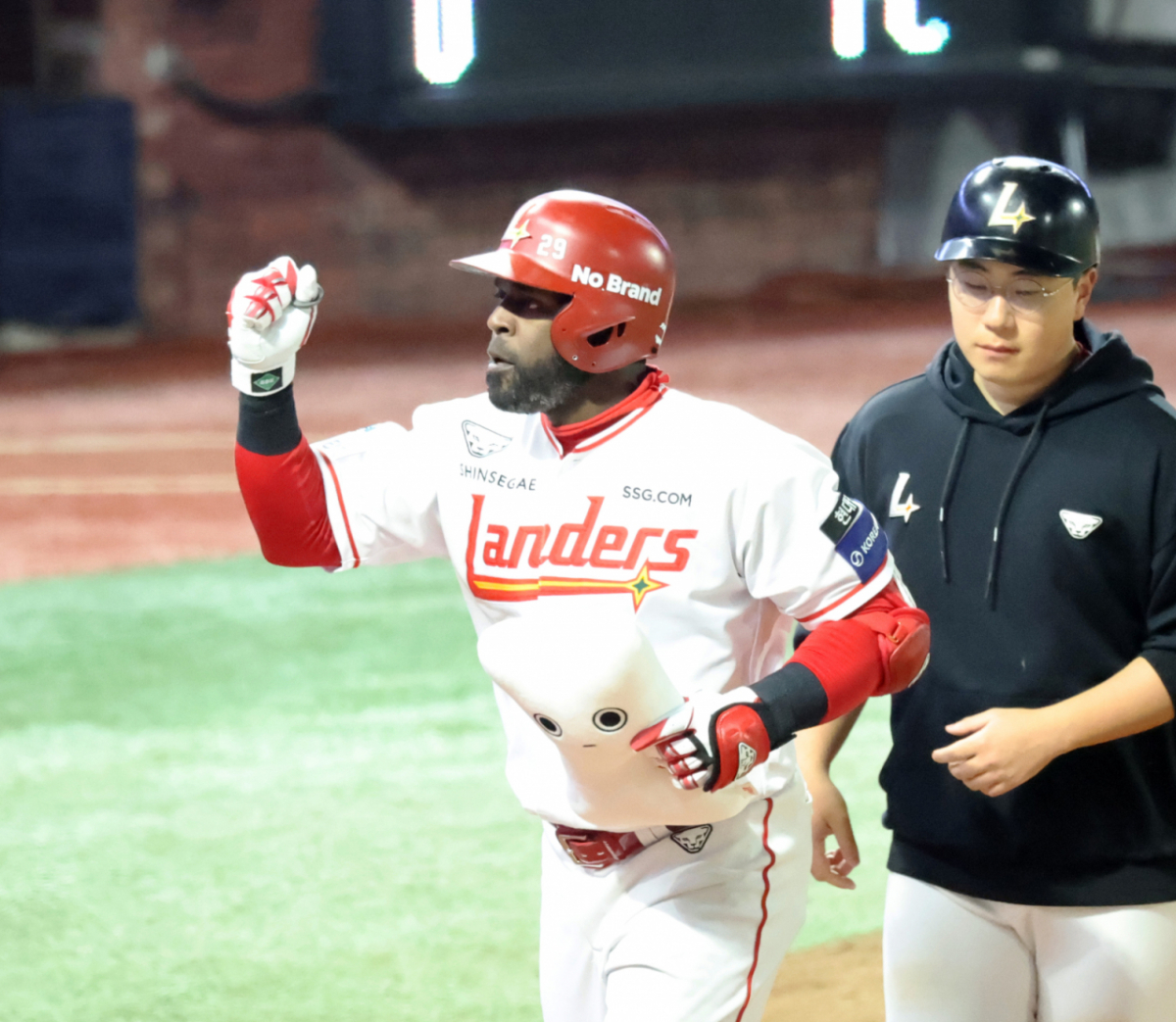 랜더스 2번타자 에레디아가 31일 인천SSG랜더스필드에서 열리는 2026 프로야구 SSG랜더스와 키움히어로즈의 경기 4회말 선두타자로 나와 추격 솔로홈런을 터트린 후 홈인하고 있다. /사진=강영조 선임기자