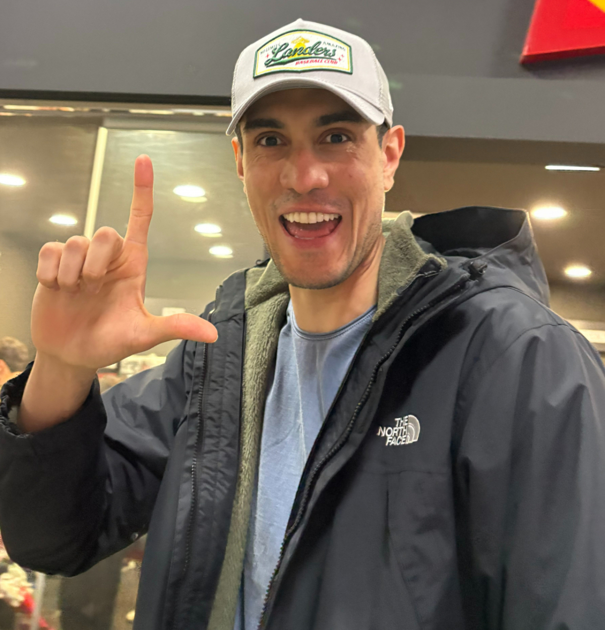 아라우조가 랜더스의 모자를 착용하고 손가락으로 랜더스를 상징하는 'L'자를 그리며 포즈를 취하고 있다. /사진=아라우조 본인 제공