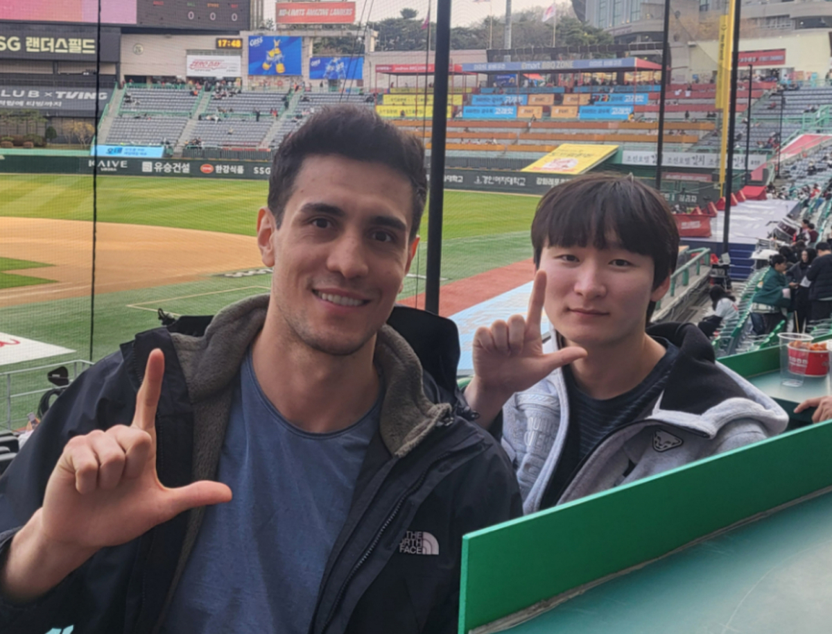 우리카드 아라우조(왼쪽)가 오랜 SSG 팬 우상백 통역과 함께 SSG의 승리를 응원하는 의미로 'L'자를 그리고 있다. /사진=안호근 기자