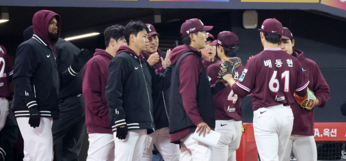 키움 배동현(오른쪽)이 1일 인천 SSG랜더스필드에서 열린 2026 프로야구 SSG 랜더스와 방문경기에서 5회말을 막아낸 뒤  동료들의 환영을 받으며 더그아웃으로 향하고 있다. /사진=강영조 선임기자