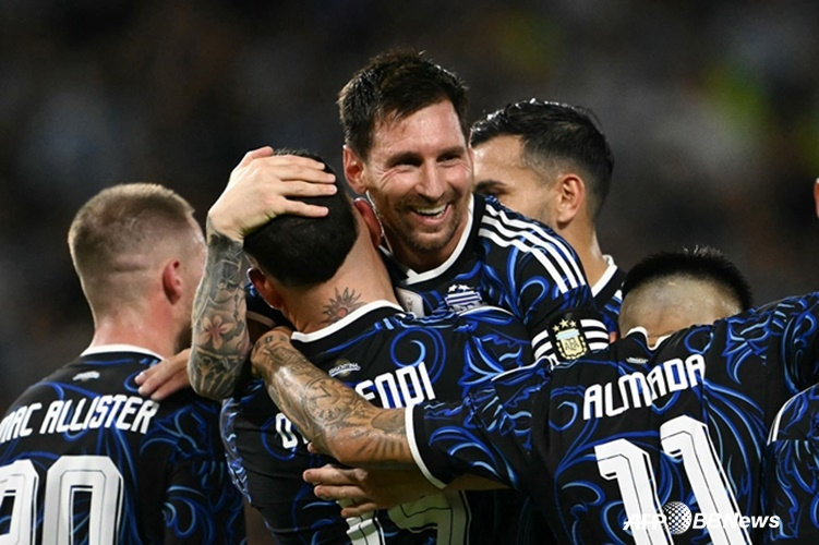 리오넬 메시가 1일(한국시간) 아르헨티나 부에노스아이레스의 에스타디오 알베르토 아르만도에서 열린 잠비아와의 평가전에서 동료들과 함께 기뻐하고 있다. /AFPBBNews=뉴스1