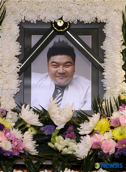 급성심근경색으로 사망한 그룹 '거북이'의 고 임성훈씨(38)의 영정사진./사진=뉴시스
