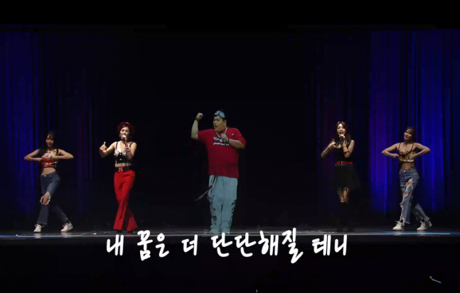  음성복원 등 AI(인공지능) 기술로 재현한 고(故) 터틀맨(가운데)과 함께한 그룹 거북이의 무대. /사진=CJ올리브네트웍스