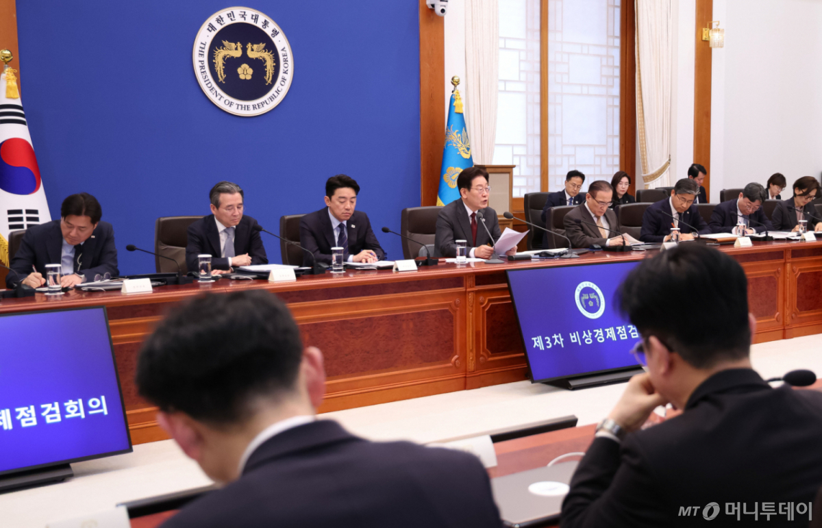 [서울=뉴시스] 최동준 기자 = 이재명 대통령이 1일 청와대에서 열린 비상경제점검회의에서 발언하고 있다. (청와대통신사진기자단) 2026.04.01. photocdj@newsis.com /사진=