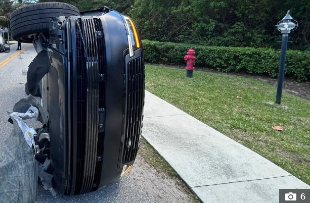 전복된  타이거 우즈의 차량. /사진=더선 갈무리