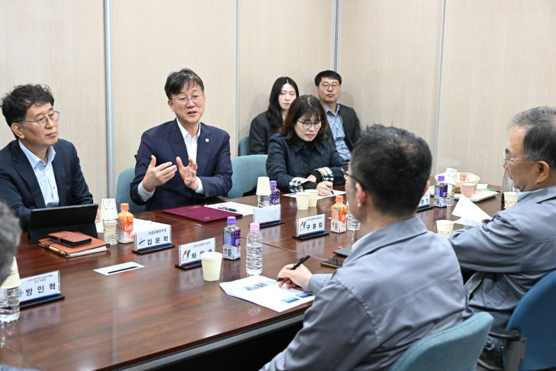 이민근 안산시장(왼쪽 2번째)이 (주)우성염직 공장에서 애로사항을 듣고 대응방안을 논의하고 있다./사진제공=안산시